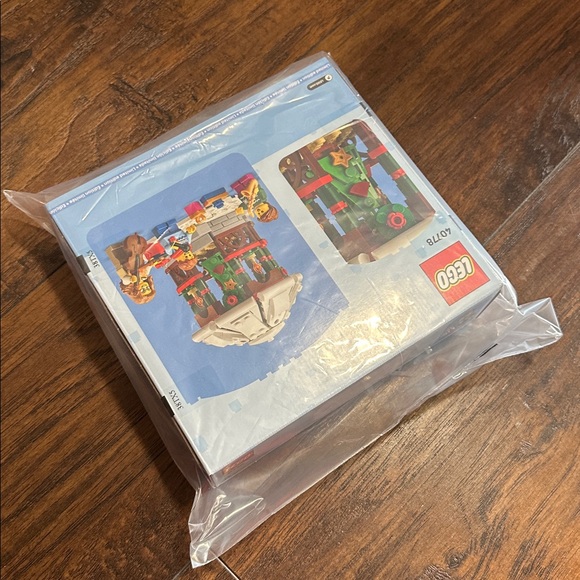 LEGO Winter Gazebo Set - Red, Green, Yellow - Picture 6 of 6